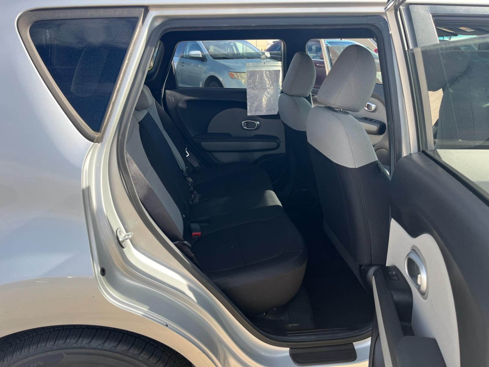 2015 SILVER /black Kia Soul Base (KNDJN2A20F7) with an 1.6L L4 DOHC 16V engine, Automatic transmission, located at 14700 Tomball Parkway 249, Houston, TX, 77086, (281) 444-2200, 29.928619, -95.504074 - Photo #12